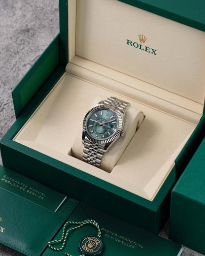 Role_x Oyster Perpetual Sky Dweller - J1818