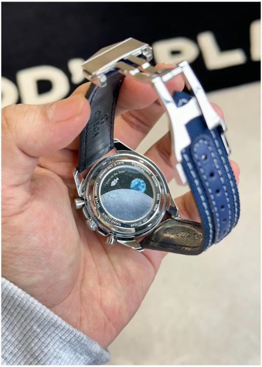Omegg_a Speedmaster Silver Snoopy